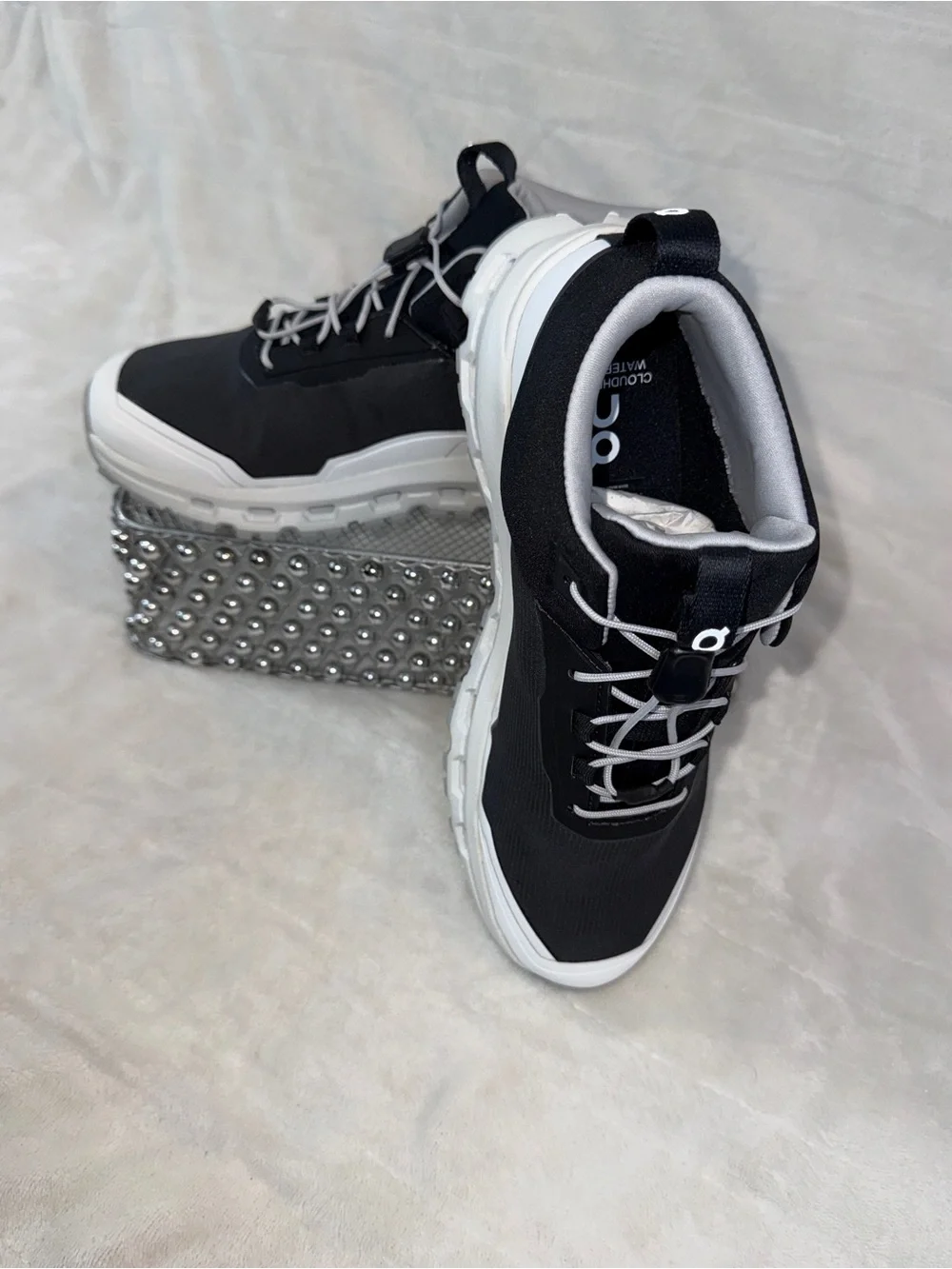 On Clouds hero Mid Waterproof Black White Sz Youth 5/Women 6.5 3YD30020299 🖤🤍